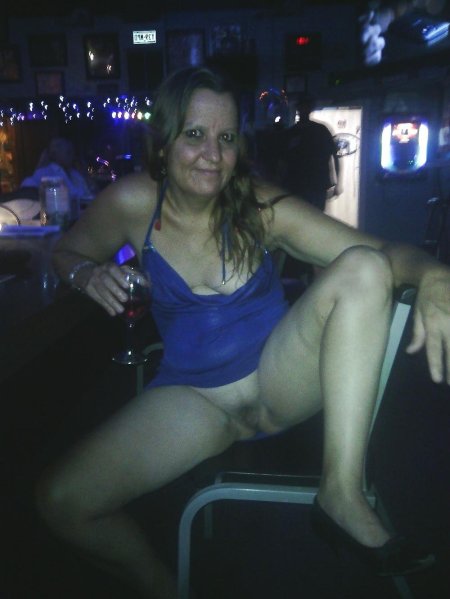 С женой в баре, она без трусов