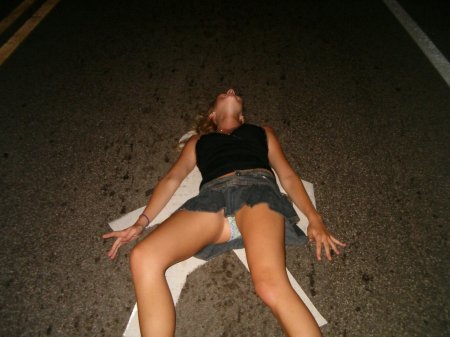 У пьяных девушек под юбкой