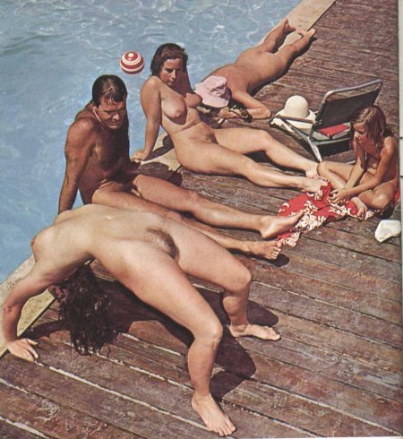 Ретро голые мужчины и женщины на пляже