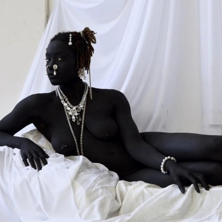 Самая черная модель ню