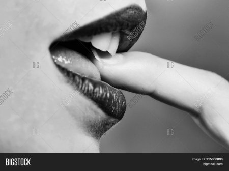 Девушка прикусывает палец