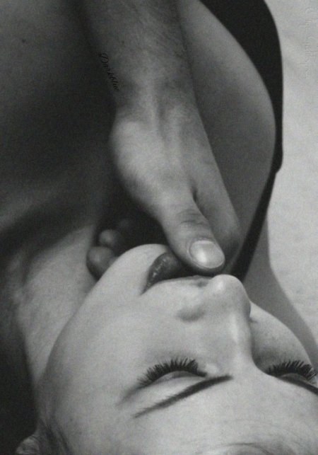 Мужские руки во рту женщины