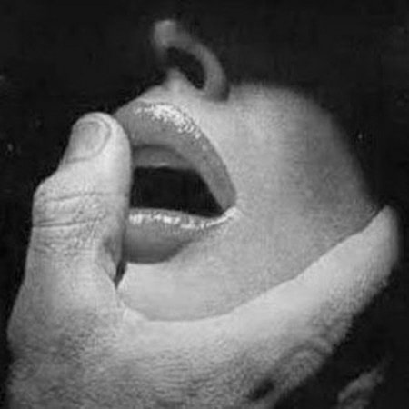 Мужской палец на губах