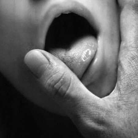Фото с пальцем во рту