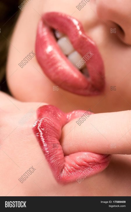 Женские губы
