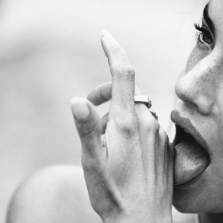 Девушка облизывается