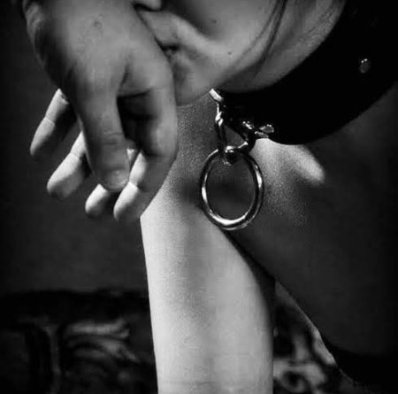 Женщина в ошейнике