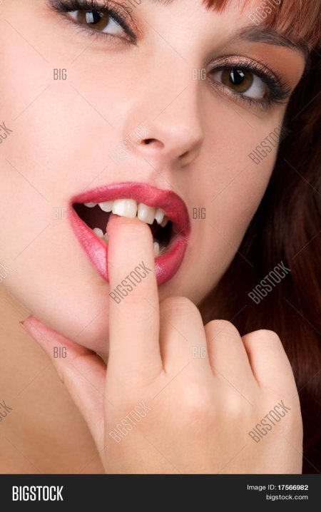 Фото девушки сосущей палец