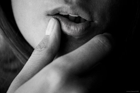 Женские губы приоткрыты