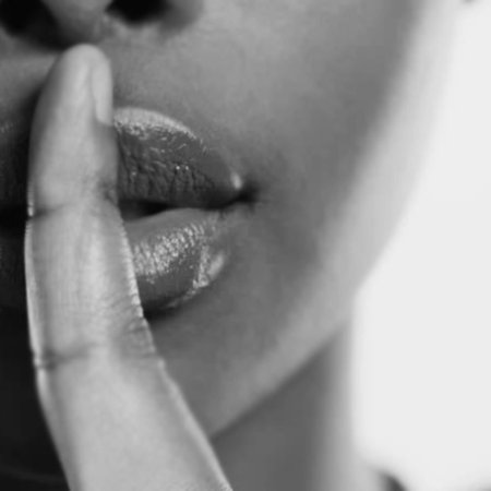 Палец на губы тшш гиф