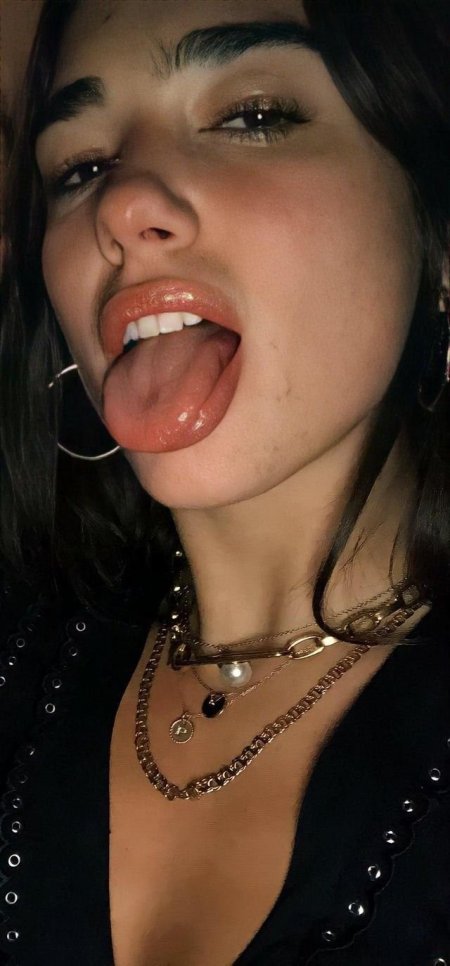 Dua Lipa камшот голая грудь