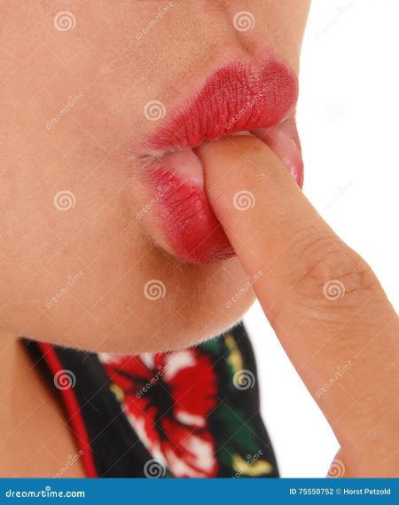 Палец у губ