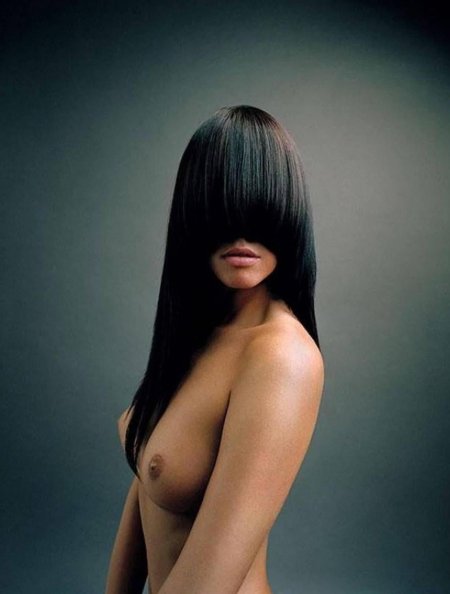 Брюнетка с прямой челкой ню