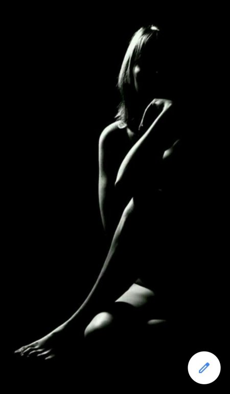 Женское тело в полумраке