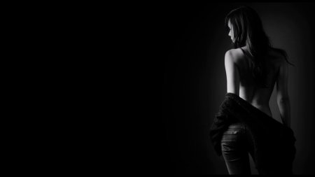 Красивые девушки на темном фоне