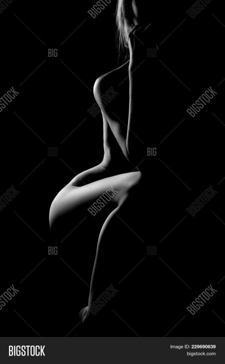 Силуэт девушки на черном фоне