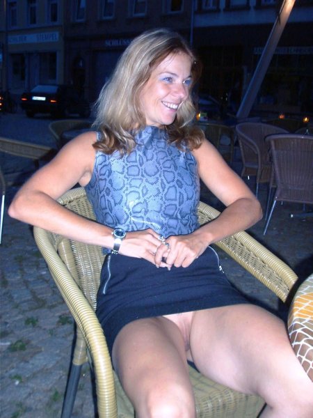 Девушки в юбках без трусов