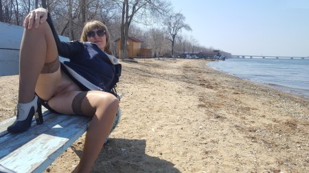 Зрелые в чулках на улице без трусов