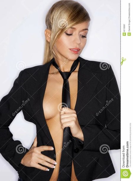 Красотки в пиджаках на голое тело