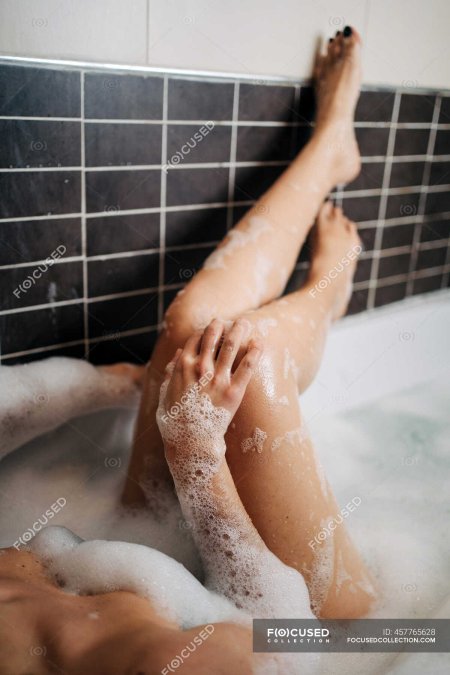Женское тело в ванной