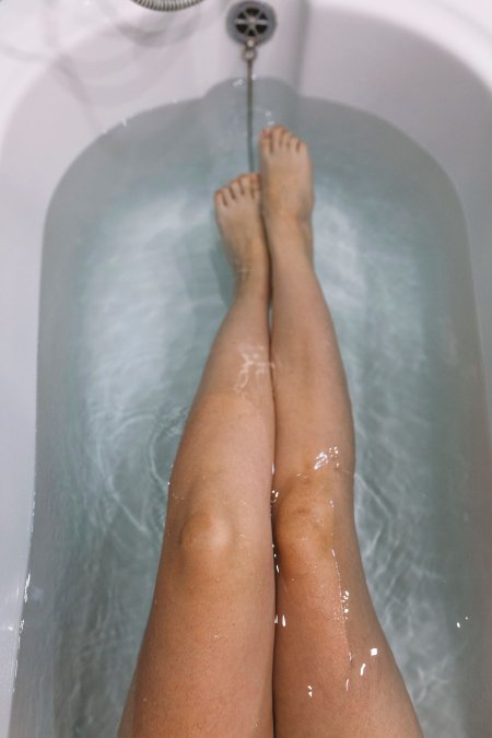 Женские ноги в ванной