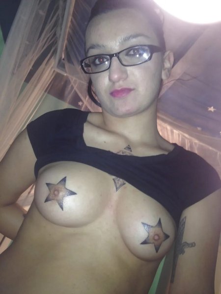 Порнозвезда с наколками звезда на сосках