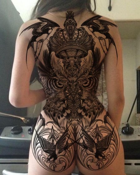 Спинка в татушках