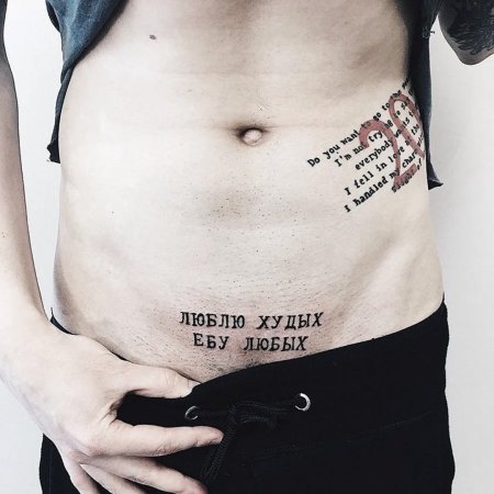 Тату на ребрах