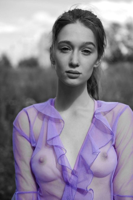 Девушка в блузке без лифчика