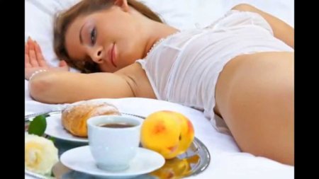 Завтрак в постель девушке