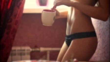 Девушка в белье с чаем