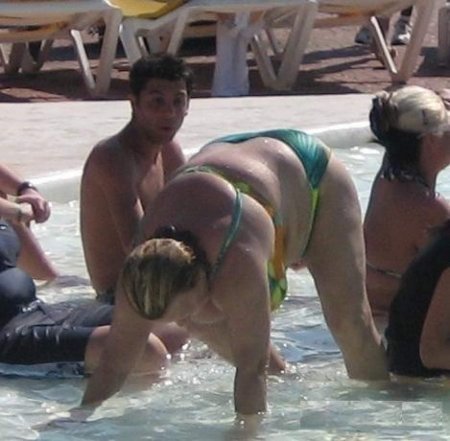 Смешные люди на пляже