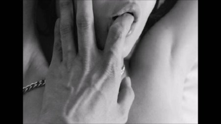 Мужской палец во рту девушки