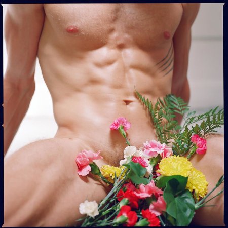 Голая с цветами