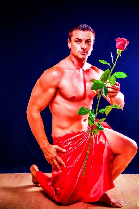 Стриптизёры с цветами