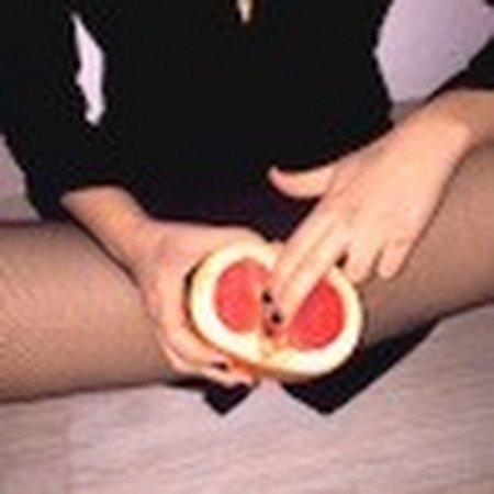 Девушка с фруктом между ног