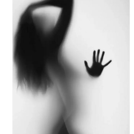 Женский силуэт за стеклом