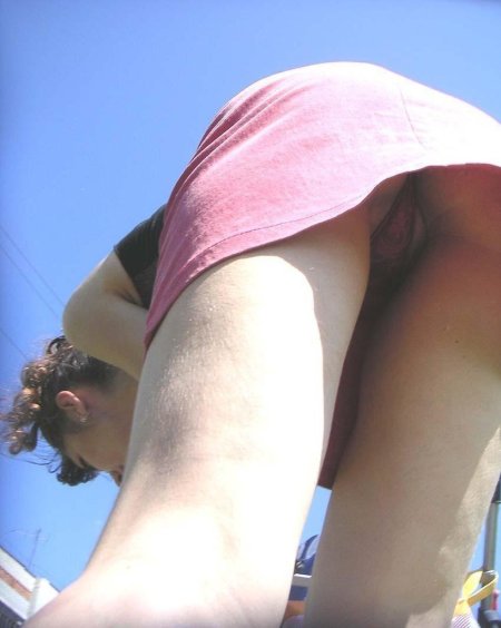 Подглядел под юбкой без трусов