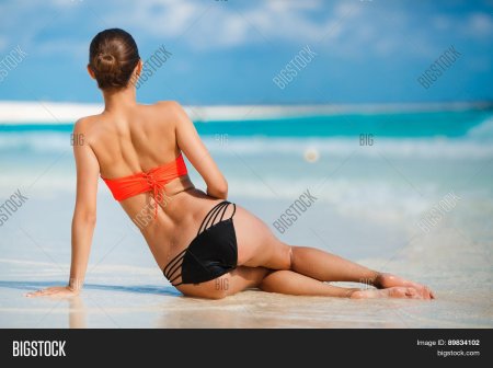 Женская спина с ямочками