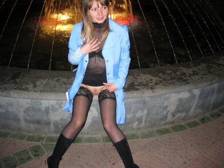 Жена в чулках без трусиков на улице