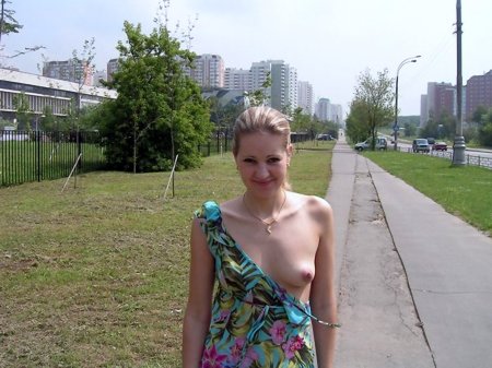 Показала грудь на улице