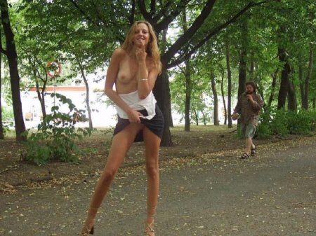 Девушки без трусов на улице