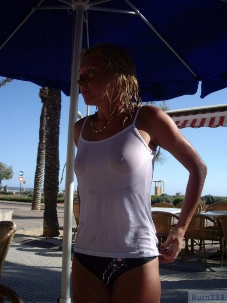 В футболке без бюстгальтера частное