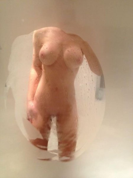 Голое женское тело в ванной