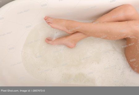 Ножки в ванной с пеной