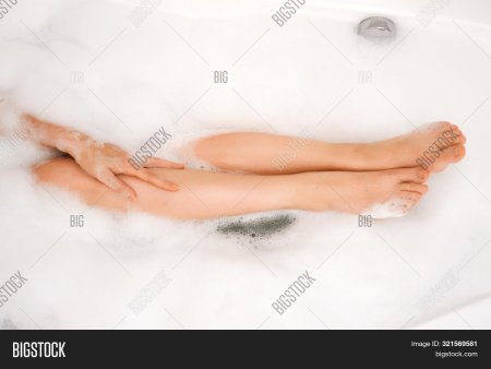 Голые ножки в ванной комнате