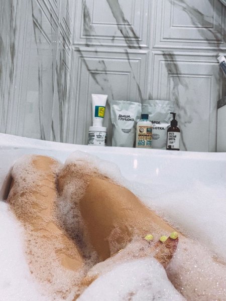 Девушка в ванне с пеной