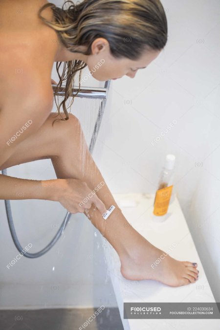 Женское бритье в ванной