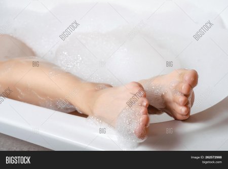Женские ступни в ванной