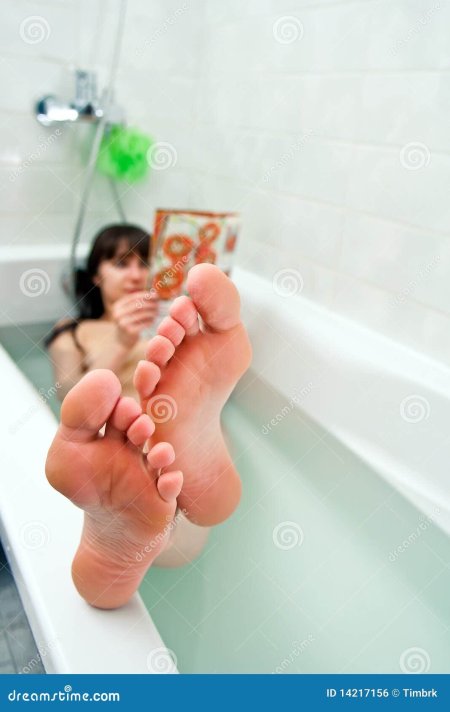 Женские пяточки в ванной